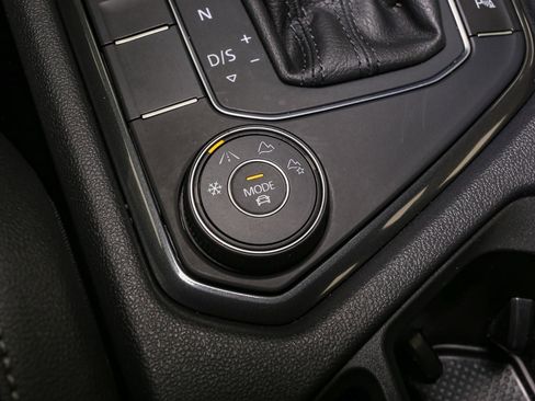 Used 2020 Volkswagen Tiguan SEL AWD/4WD image 37
