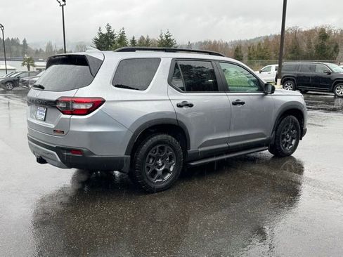 Used 2025 Honda Pilot TrailSport image 7