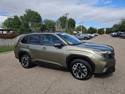 Used 2025 Subaru Forester Premium AWD/4WD image 2