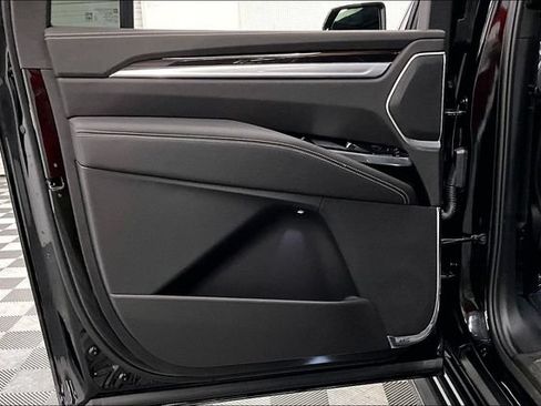 Used 2025 Cadillac Escalade ESV Premium Luxury AWD/4WD image 24