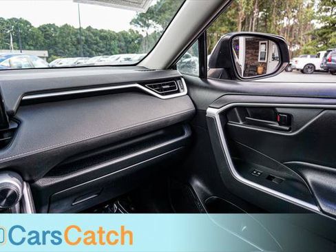 Used 2020 Toyota RAV4 LE FWD image 31