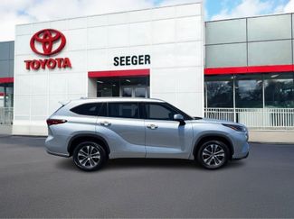 Used 2021 Toyota Highlander XLE FWD video 2