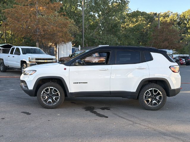 Used 2025 Jeep Compass Trailhawk AWD/4WD image 2