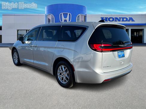 Used 2024 Chrysler Pacifica Touring-L image 4