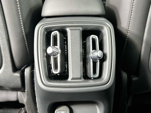 Used 2025 Volvo XC40 B5 Plus image 23