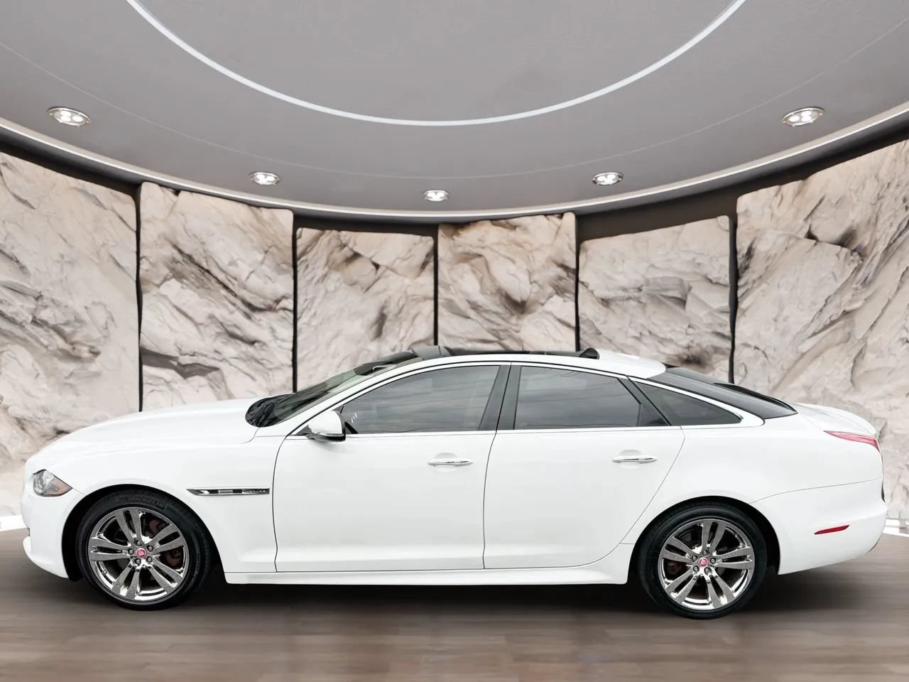 Used 2019 Jaguar XJ R-Sport RWD image 4