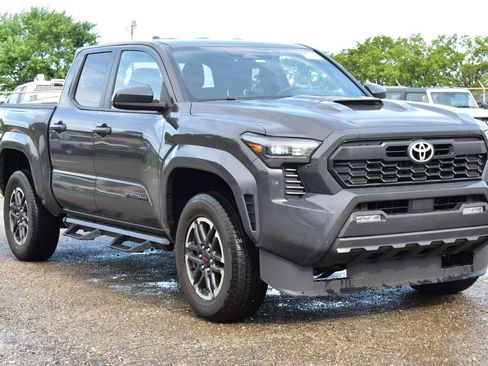 Used 2025 Toyota Tacoma TRD Sport AWD/4WD image 3