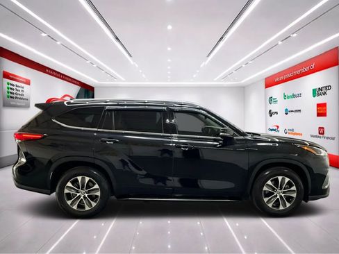 Used 2021 Toyota Highlander XLE image 8