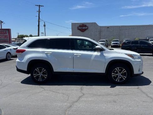 Used 2019 Toyota Highlander LE FWD image 2