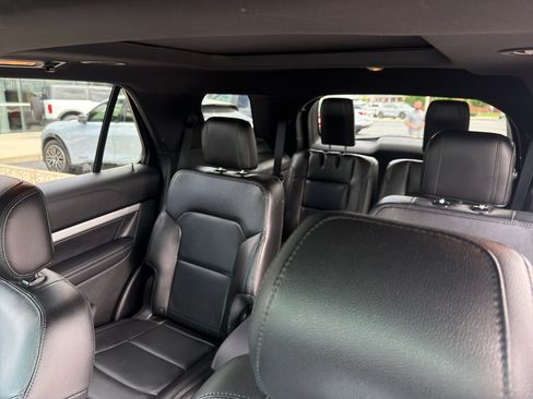 Used 2017 Ford Explorer XLT w/ Equipment Group 202A AWD/4WD image 16