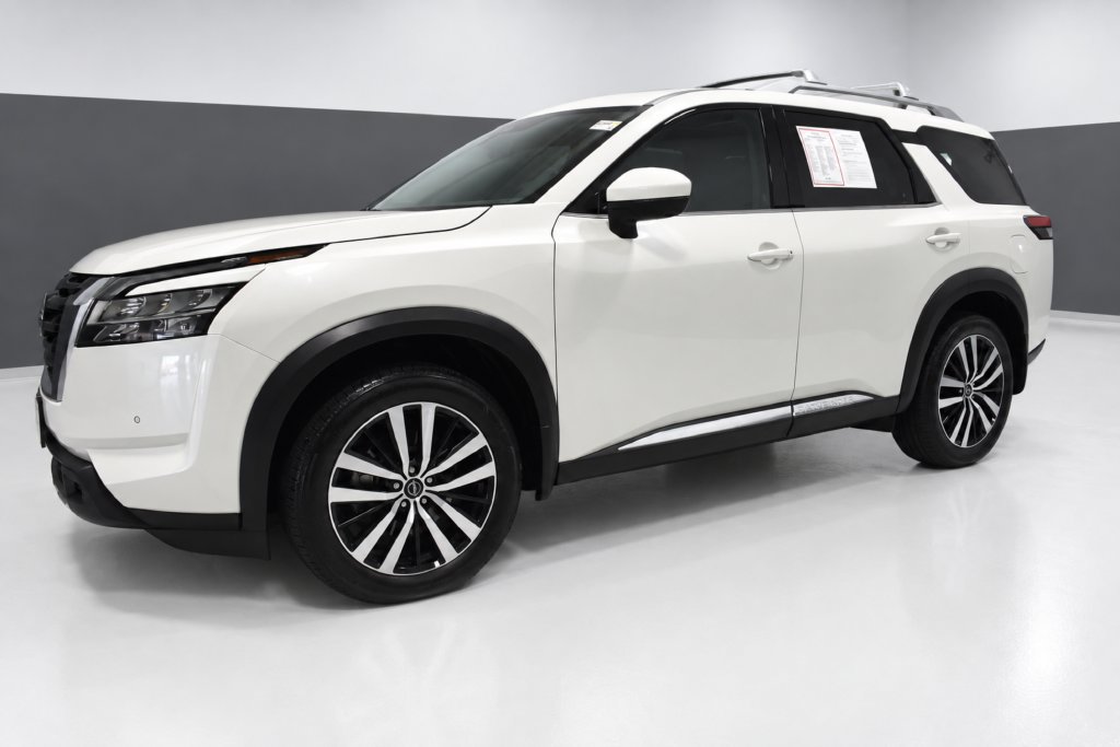 Certified 2024 Nissan Pathfinder Platinum AWD/4WD image 2