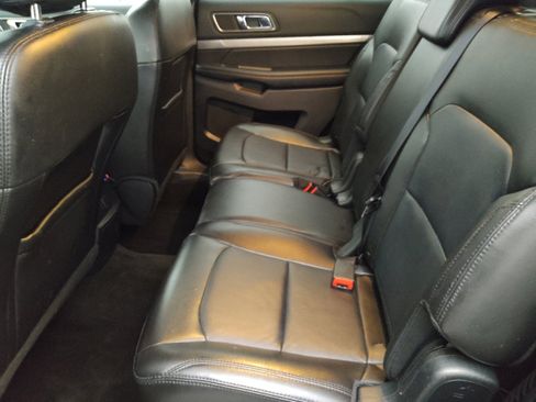 Used 2018 Ford Explorer XLT w/ Equipment Group 202A FWD image 18