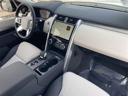 Used 2025 Land Rover Discovery Dynamic SE image 11