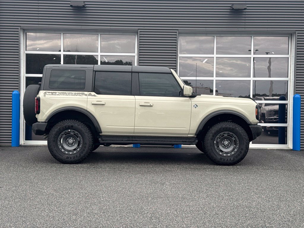 Certified 2025 Ford Bronco Outer Banks w/ Sasquatch Package AWD/4WD image 3