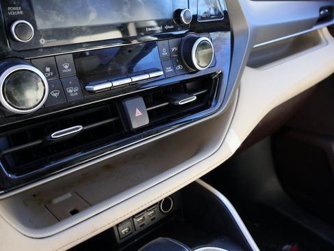 Used 2021 Toyota Highlander XLE image 18