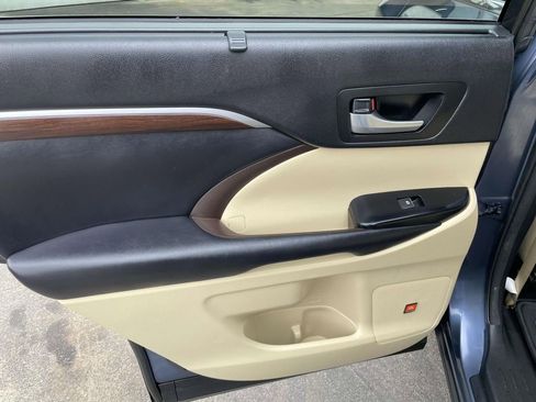 Used 2016 Toyota Highlander Limited image 19
