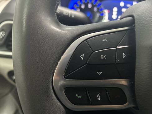 Used 2024 Chrysler Pacifica Touring-L image 15