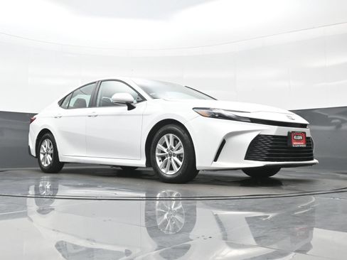 Used 2025 Toyota Camry LE FWD image 26