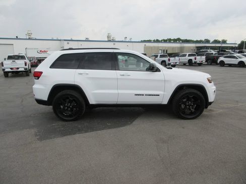 Used 2019 Jeep Grand Cherokee Laredo AWD/4WD image 2