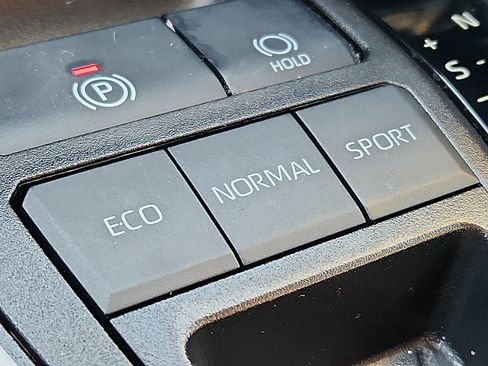 Used 2023 Toyota RAV4 LE image 22