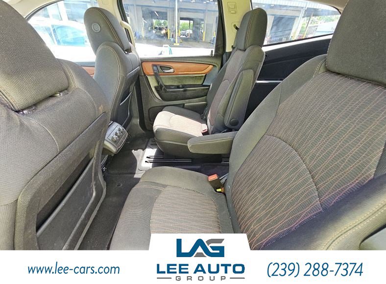 Used 2017 Chevrolet Traverse LT w/ Style and Technology Package FWD image 4