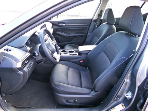 Used 2024 Nissan Altima 2.5 SV FWD image 11