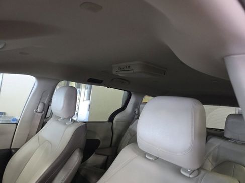 Used 2017 Chrysler Pacifica Touring-L image 5