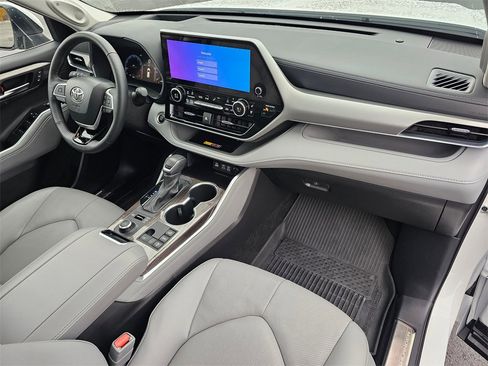 Used 2025 Toyota Highlander Platinum image 11
