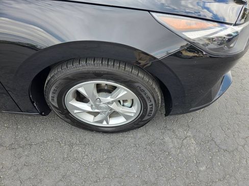Used 2021 Hyundai Elantra SE FWD image 9