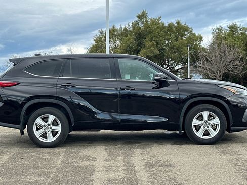 Used 2021 Toyota Highlander LE image 3