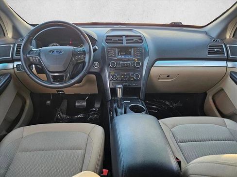 Used 2017 Ford Explorer XLT image 17