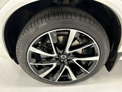 Certified 2024 Volvo XC90 B5 Plus w/ Protection Package Premier image 8