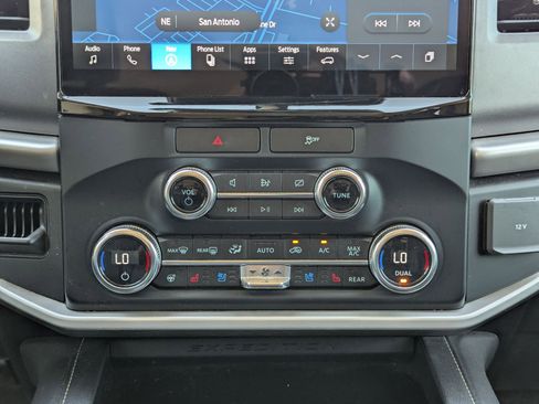 Used 2022 Ford Expedition XLT image 18