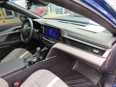 Used 2025 Toyota Camry SE w/ Multimedia Upgrade Package image 17