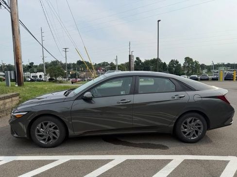 Used 2024 Hyundai Elantra SEL FWD image 2