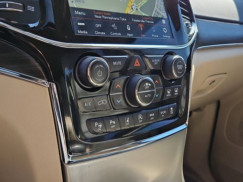 Used 2021 Jeep Grand Cherokee Limited w/ Premium Lighting Group AWD/4WD image 16