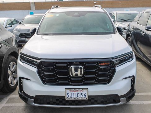 Used 2024 Honda Pilot TrailSport image 2