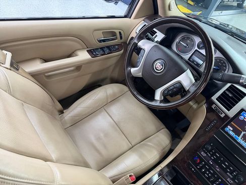 Used 2013 Cadillac Escalade Luxury AWD/4WD image 23