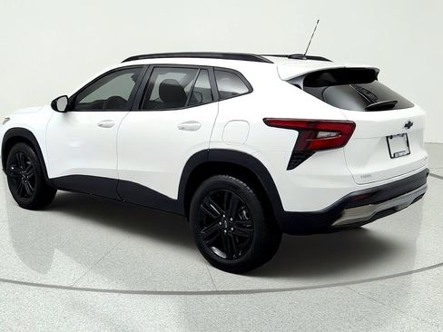 Used 2024 Chevrolet Trax ACTIV w/ Sunroof Package FWD image 3