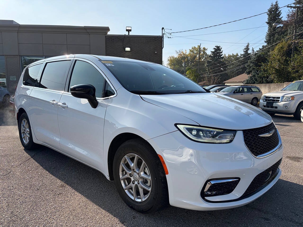 Used 2026 Chrysler Pacifica Select FWD image 3