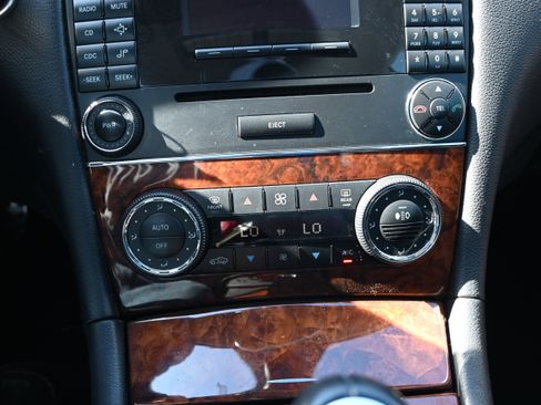 Used 2009 Mercedes-Benz CLK 550 Coupe image 35