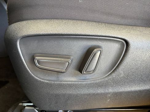 Used 2025 Toyota Highlander LE FWD image 22