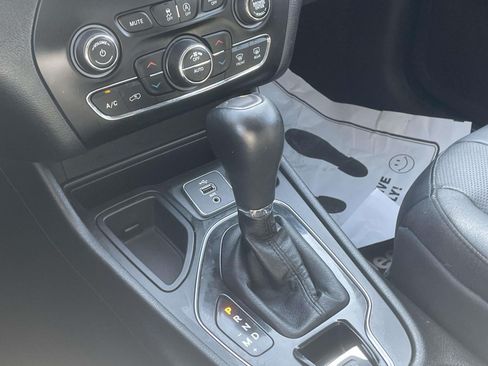Used 2019 Jeep Cherokee Limited FWD image 30