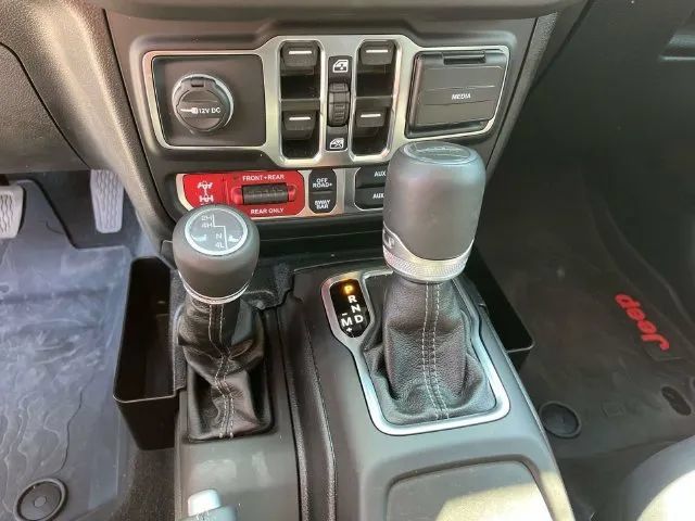 Used 2025 Jeep Gladiator Rubicon w/ Safety Group AWD/4WD image 33