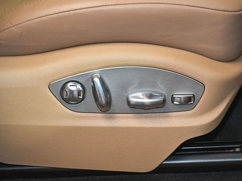 Used 2023 Porsche Macan AWD/4WD image 51