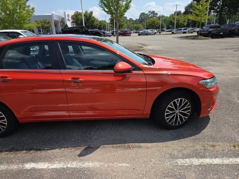 Used 2020 Volkswagen Jetta SE w/ SE Cold Weather Package FWD image 2