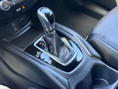Used 2017 Nissan Rogue SL w/ SL Premium Package FWD image 48