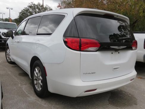 Used 2023 Chrysler Voyager LX image 3