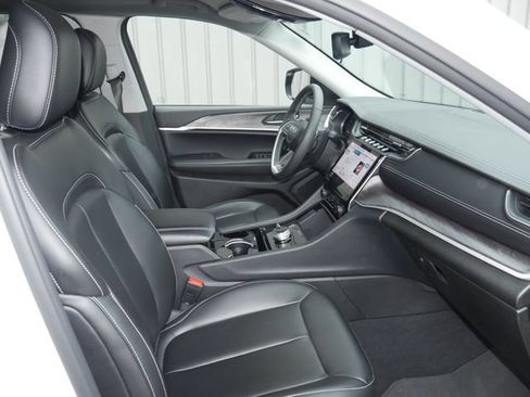 Used 2023 Jeep Grand Cherokee Limited w/ Black Appearance Package AWD/4WD image 27