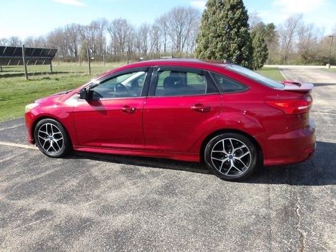 Used 2015 Ford Focus SE w/ SE Sport Package image 12